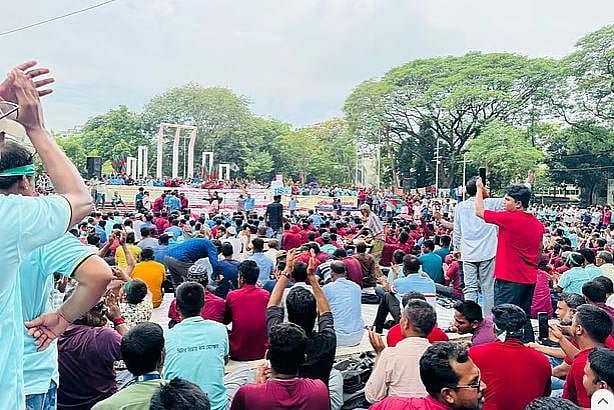 পল্লী বিদ্যুৎ সমিতির কর্মীরা বিদ্যুৎসেবা চালু রেখে ঢাকায় মার্চ কর্মসূচি পালন করেছেন, দেশজুড়ে কর্মবিরতির ঘোষণা দিয়েছেন; এত কিছুর পরও সরকারের দিক থেকে ইতিবাচক কোনো সাড়া পাওয়া যায়নি।