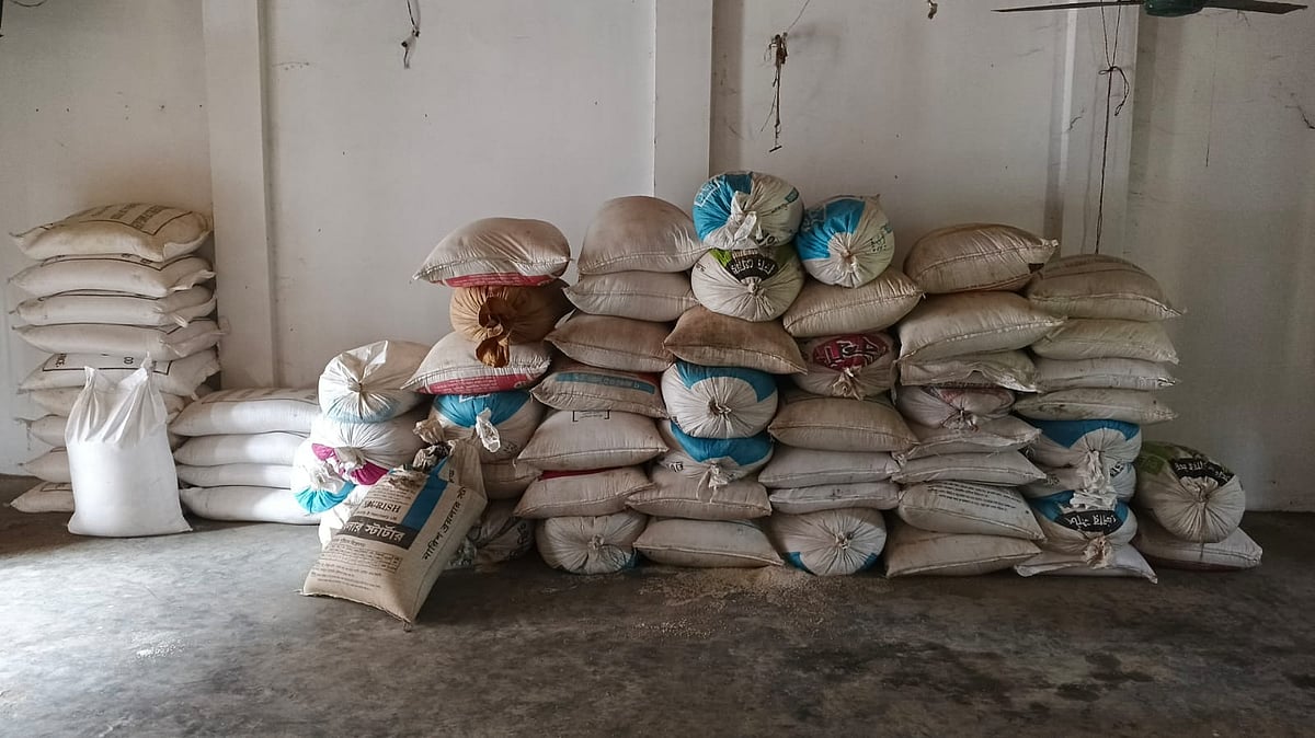 ময়মনসিংহের ফুলবাড়িয়ায় জব্দকৃত ২ হাজার ৭৬০ কেজি সরকারি চাল। আজ সকালে ফুলবাড়িয়া থানায়