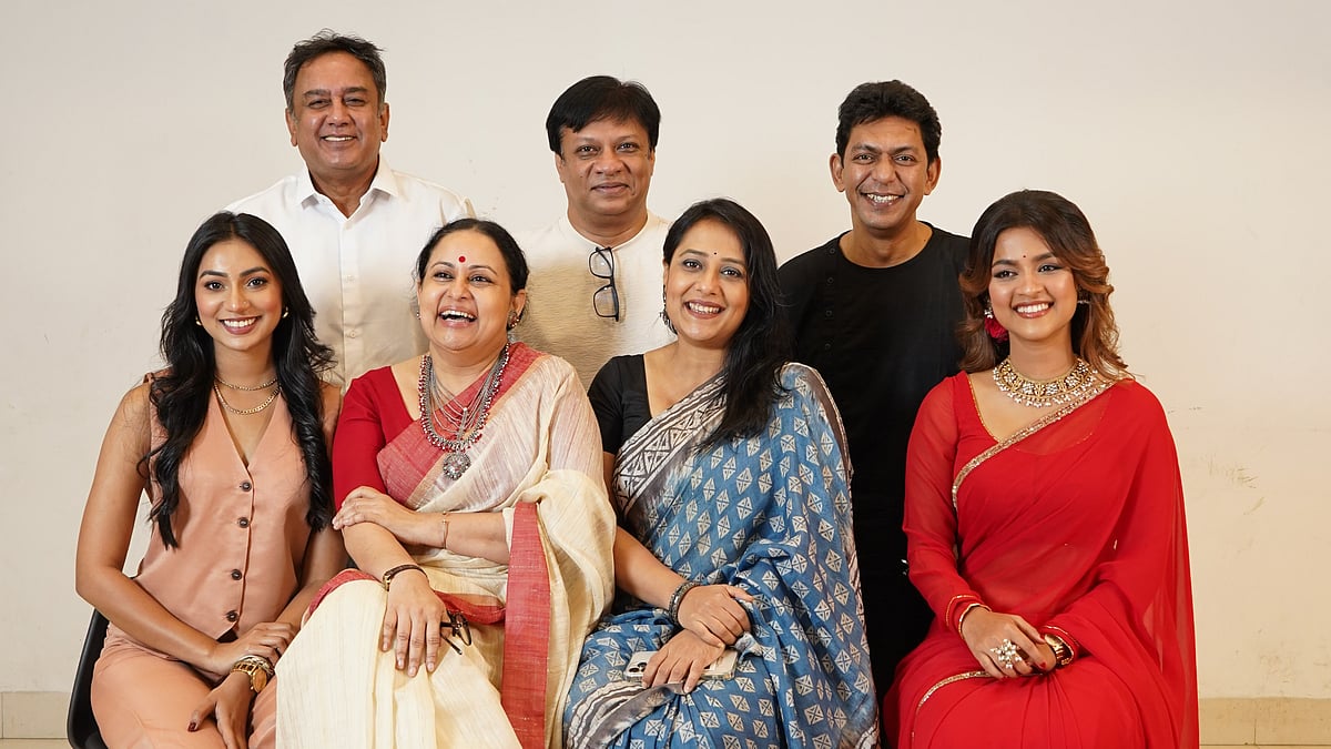‘উৎসব’ সিনেমার অভিনয়শিল্পীরা। ছবি: চরকির সৌজন্যে