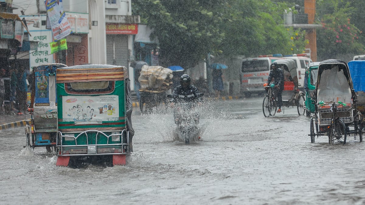 জলাবদ্ধতায় ভোগান্তি পোহাতে হয় পথচারীদের