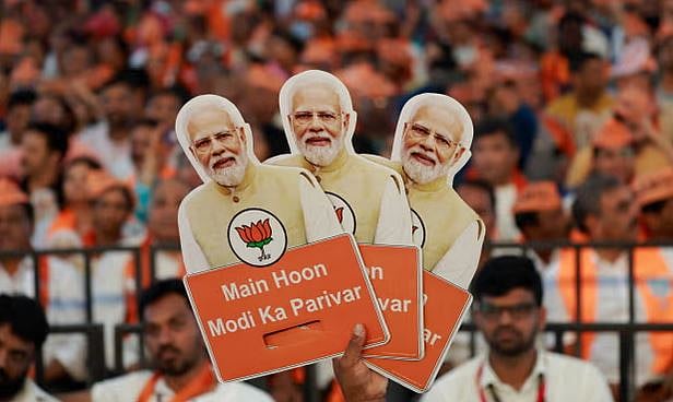 নরেন্দ্র মোদির পক্ষে সমর্থকদের প্রচারণা