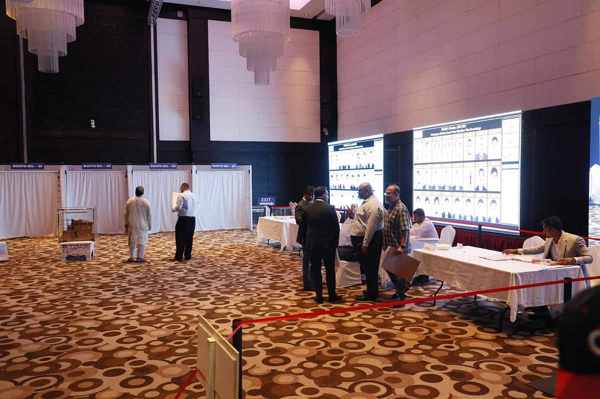 বিজিএমইএর পরিচালনা পর্ষদ নির্বাচনের ভোট গ্রহণ চলছে। আজ দুপুরে চট্টগ্রামের র‍্যাডিসন ব্লু বে-ভিউ হোটেল কেন্দ্রে