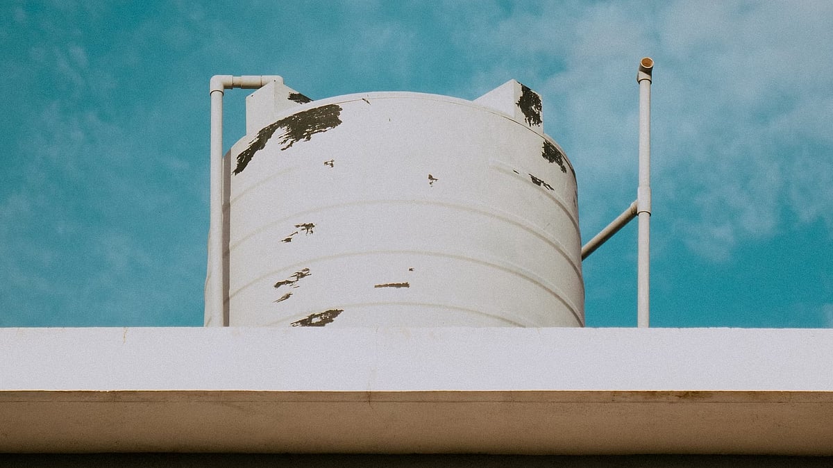 পানির ট্যাংক পরিষ্কার করতে ব্লিচিং পাউডার বা ক্যালসিয়াম হাইপোক্লোরাইট ব্যবহার করা হয়