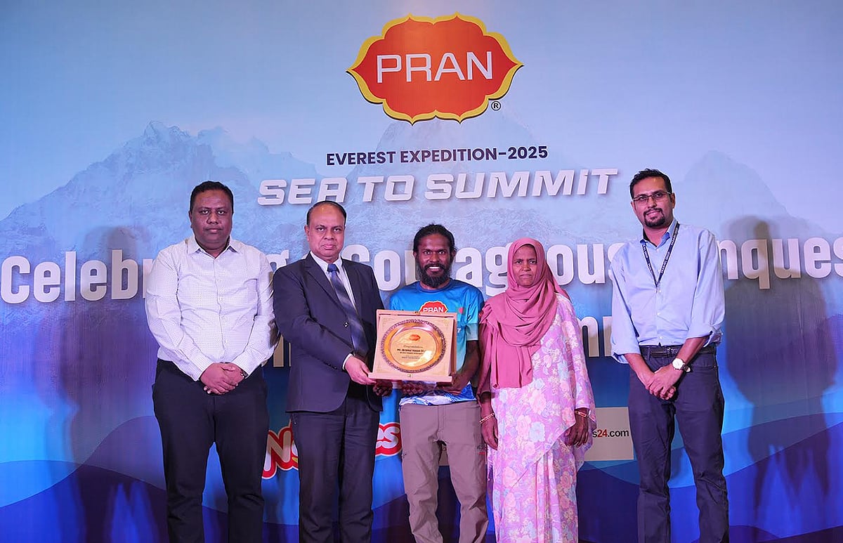 সংবর্ধনা অনুষ্ঠানে ইকরামুল হাসান ও তাঁর মায়ের হাতে বিশেষ সম্মাননা পুরস্কার তুলে দেওয়া হয়