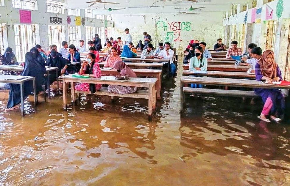 কুমিল্লা ভিক্টোরিয়া সরকারি কলেজে জাতীয় বিশ্ববিদ্যালয়ে ভর্তি পরীক্ষার কক্ষে জলাবদ্ধতা। এই অবস্থার মধ্যে শনিবার পরীক্ষা দিয়েছেন শিক্ষার্থীরা