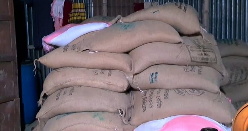 জামালপুরের ইসলামপুর উপজেলায় ভিজিডির ৬০৩ বস্তা চাল জব্দ।
গতকাল শুক্রবার রাতে উপজেলার সদর ইউনিয়নের কাচিহারা এলাকায়