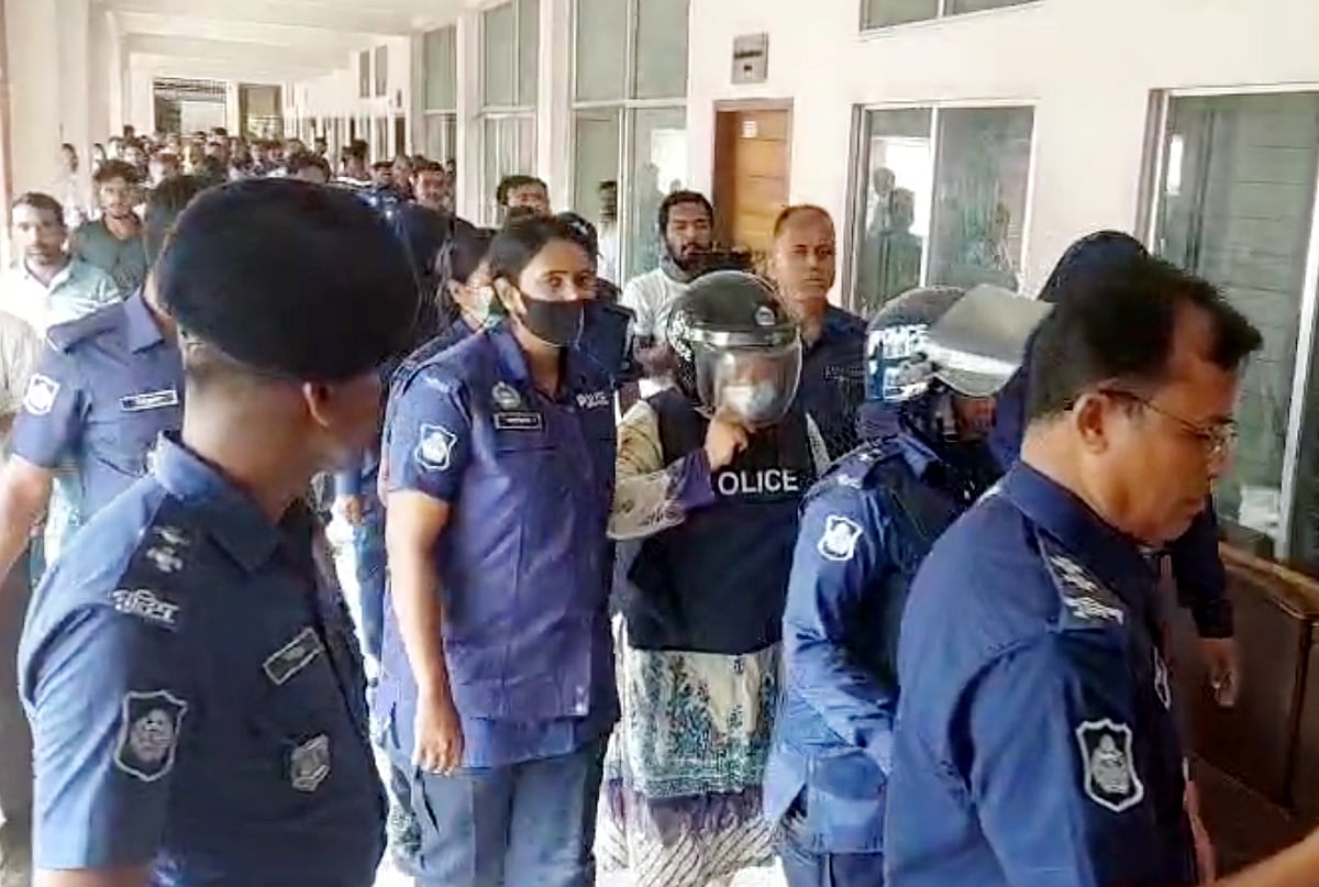 রিমান্ড শেষে কারাগারে নেওয়া হচ্ছে সাবেক সংসদ সদস্য কণ্ঠশিল্পী মমতাজ বেগমকে। আজ রোববার দুপুরে মানিকগঞ্জ আদালত প্রাঙ্গণে