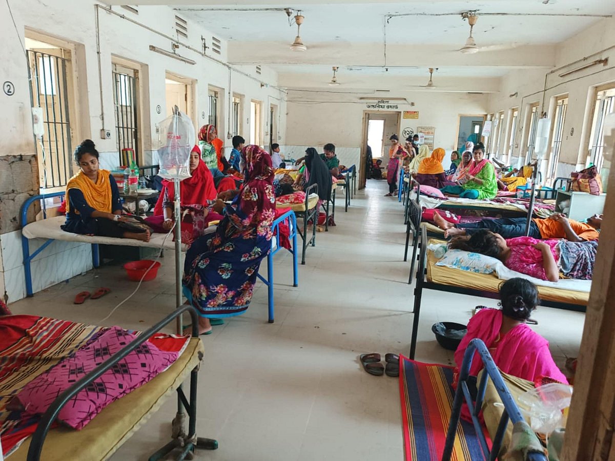 গত দুই দিনে ঈশ্বরদী উপজেলা স্বাস্থ্য কমপ্লেক্স ও পার্শ্ববর্তী নাটোরের লালপুর উপজেলা স্বাস্থ্য কমপ্লেক্সে অন্তত ১৭৩ রোগী ভর্তি হয়েছেন, যাঁদের অধিকাংশই ইপিজেড এলাকা থেকে এসেছেন বলে জানিয়েছেন চিকিৎসকেরা। গতকাল শনিবার বিকেলে ঈশ্বরদী উপজেলা স্বাস্থ্য কমপ্লেক্স