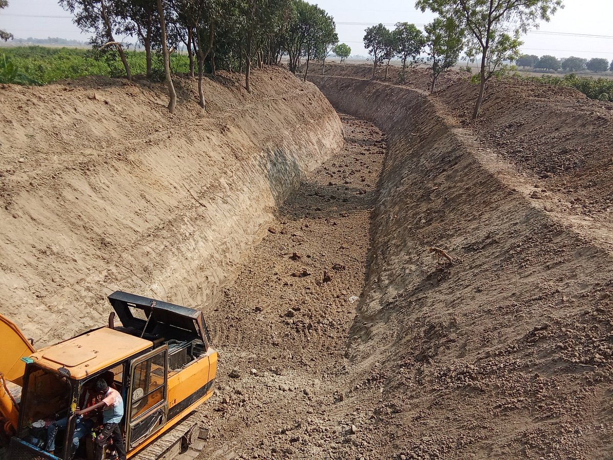 বিএমডিএর কার্যাদেশ নওগাঁর খাল সংস্কারের, কিন্তু কাজ হচ্ছে রাজশাহীর গোদাগাড়ীতে। সম্প্রতি রাজশাহীর গোদাগাড়ী উপজেলার ঘনশ্যামপুর সেতুর পাশে