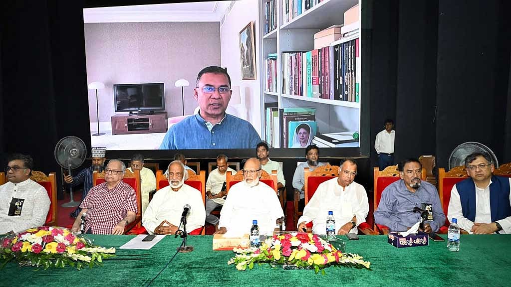 বিএনপির দিক থেকে নির্বাচনের জন্য সরকারের ওপর দৃশ্যত জোরাল চাপ দেওয়া হচ্ছে।