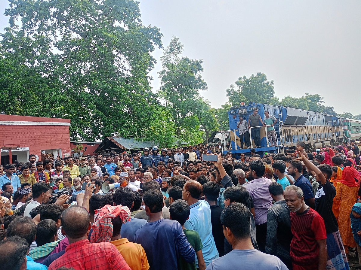 চুয়াডাঙ্গায় পাউবোর এক কর্মচারীকে ট্রেন থেকে ফেলে হত্যার অভিযোগে জড়িত ব্যক্তিদের শাস্তির দাবিতে মানববন্ধন ও ট্রেন আটকে বিক্ষোভ। আজ রোববার সকালে জীবননগর উপজেলার উথলী রেলস্টেশনে