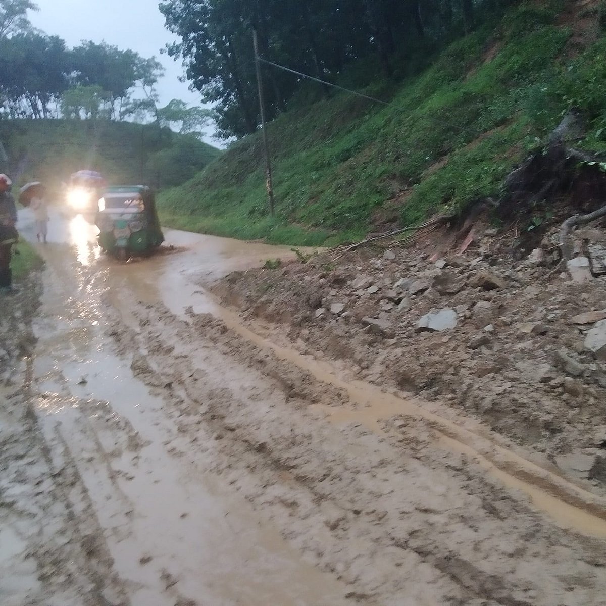 ভারী বর্ষণে মৌলভীবাজার-বড়লেখা আঞ্চলিক সড়কের মাথিউরা চা-বাগান এলাকায় গাছপালাসহ টিলার মাটি ধসে পড়ে। গতকাল শনিবার রাতে