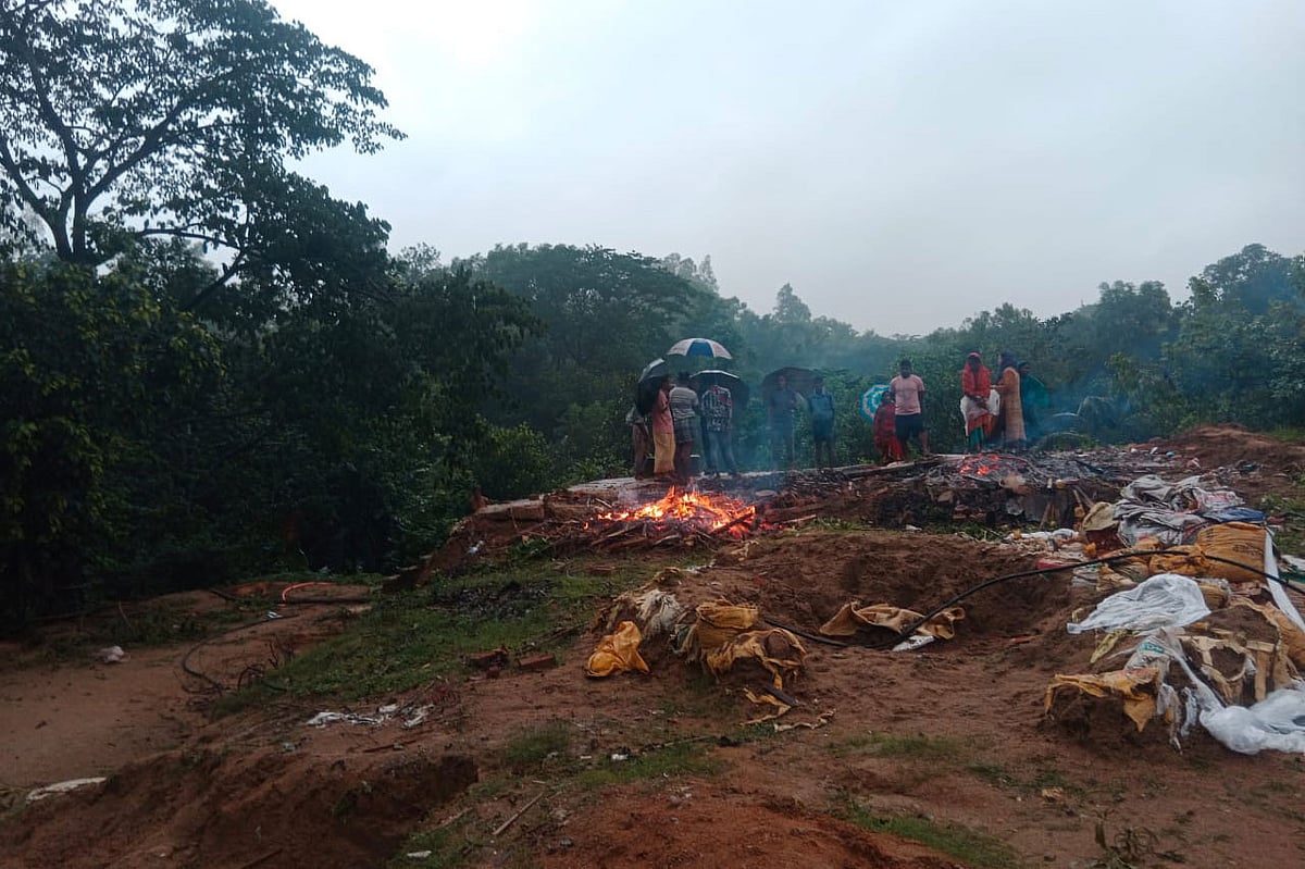 চট্টগ্রামের সীতাকুণ্ডের জঙ্গল সলিমপুরে প্রতিমা ভাঙচুরের পর আগুন দিয়ে পুড়িয়ে দেওয়া হয় টিনশেডের একটি মন্দির। আজ সকালে তোলা