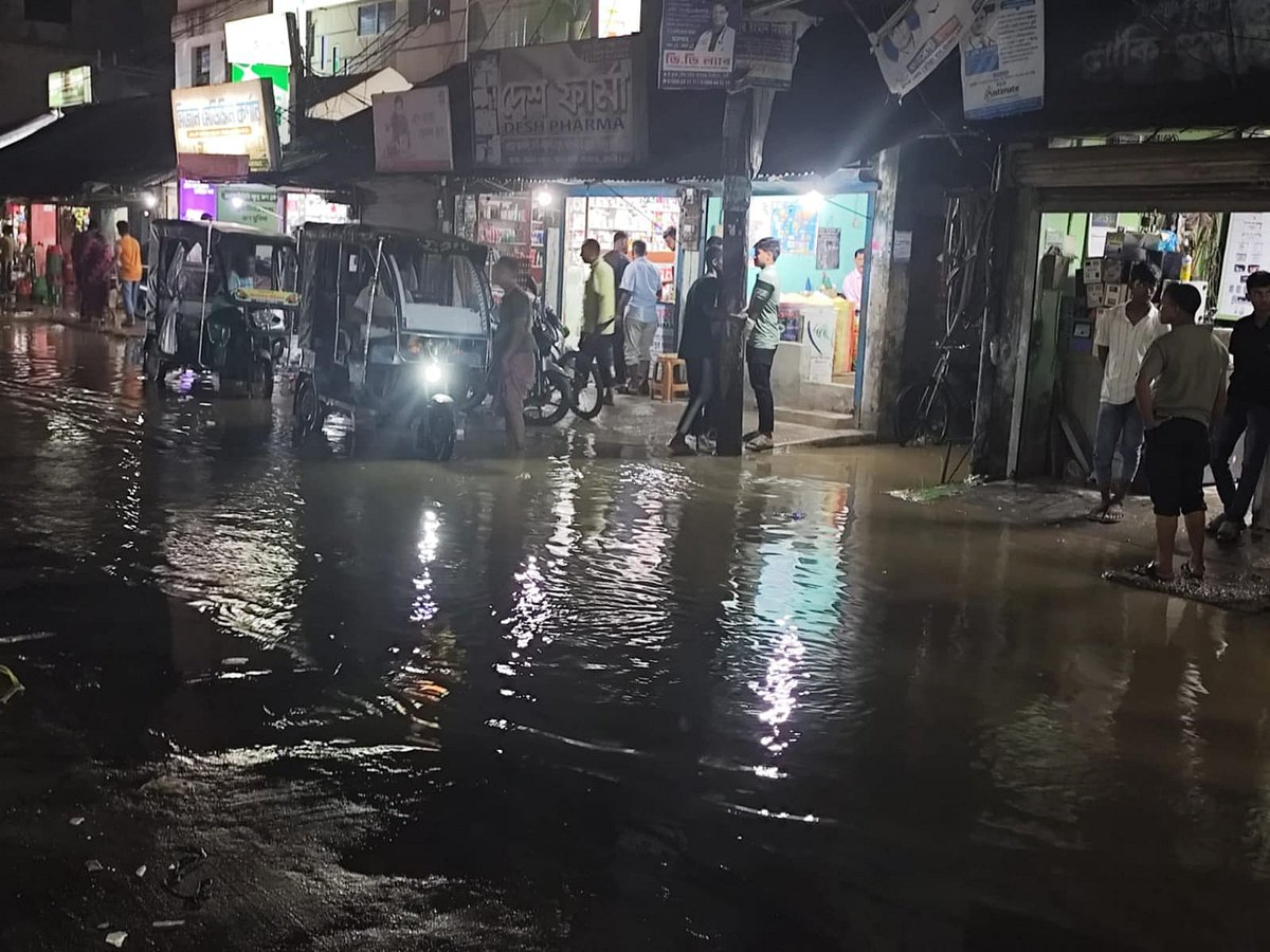 মুহুরী নদীর পানি বেড়ে যাওয়ায় ফেনীর ফুলগাজী বাজার প্লাবিত হয়েছে। আজ সন্ধ্যা সাতটায় তোলা