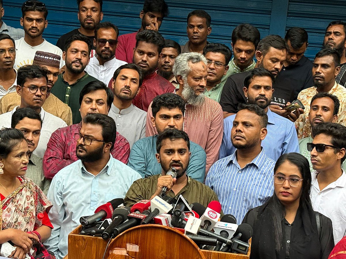 গণ অধিকার পরিষদের সাধারণ সম্পাদক রাশেদ খান বক্তব্য দিচ্ছেন