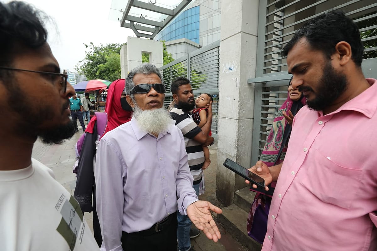 চিকিৎসক দেখাতে এসে এই ব্যক্তি জানতে পারেন চিকিৎসাসেবা বন্ধ। আজ রোববার, রাজধানীর আগারগাঁওয়ের জাতীয় চক্ষুবিজ্ঞান ইনস্টিটিউট ও হাসপাতালের সামনে