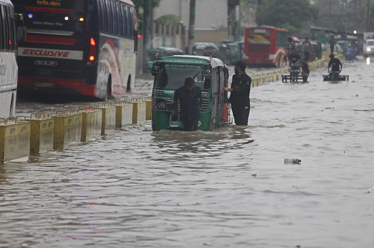 সড়কে জমে থাকা পানিতে নেমে বিকল হয়ে যায় একটি অটোরিকশার ইঞ্জিন। অটোরিকশাটি যাত্রীর সহযোগিতায় টেনে নিয়ে যাচ্ছেন চালক। আজ সকাল নয়টায় নগরের ইস্পাহানি সি গেট এলাকায়