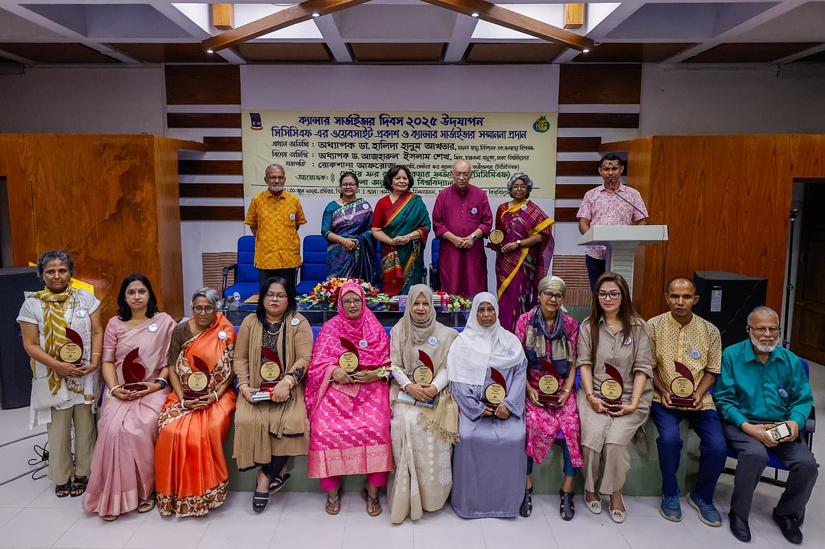 ক্যানসার সারভাইভার দিবস উপলক্ষে সিসিসিএফ ও ঢাকা বিশ্ববিদ্যালয়ের চারুকলা অনুষদ আয়োজিত অনুষ্ঠানে অতিথিদের সঙ্গে সম্মাননাপ্রাপ্তরা। ঢাকা, ১ জুন ২০২৫