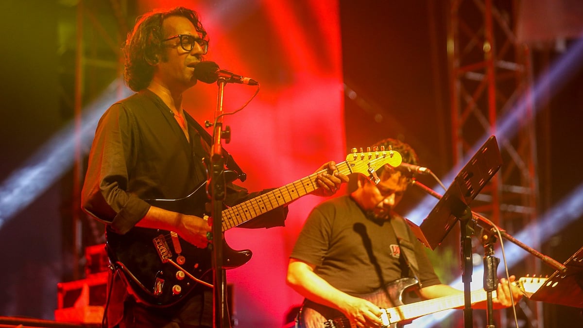 কনসার্টে গাইছে দলছুট। আয়োজকদের সৌজন্যে