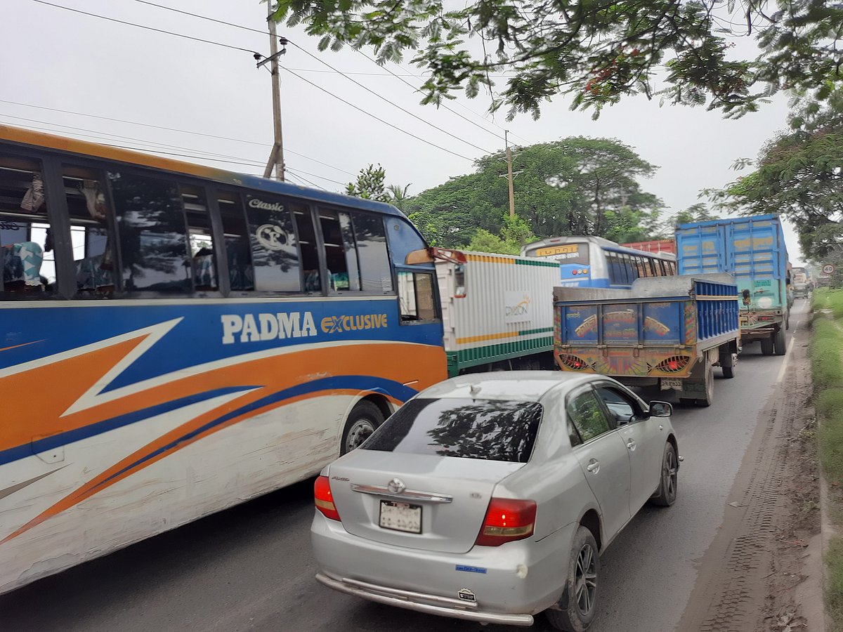 দাউদকান্দি থেকে গজারিয়ার ভবেরচর পর্যন্ত প্রায় ২০ কিলোমিটারজুড়ে যানজট তৈরি হয়েছে। আজ রোববার সকালে