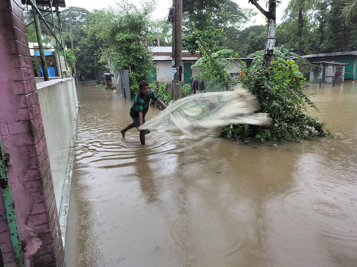 চট্টগ্রামের সীতাকুণ্ডে ভারী বর্ষণে তলিয়ে গেছে, সড়ক, বসতবাড়ি ও ফসলি জমি। উপজেলার দত্তপাড়া এলাকায় আজ দুপুরে তোলা
