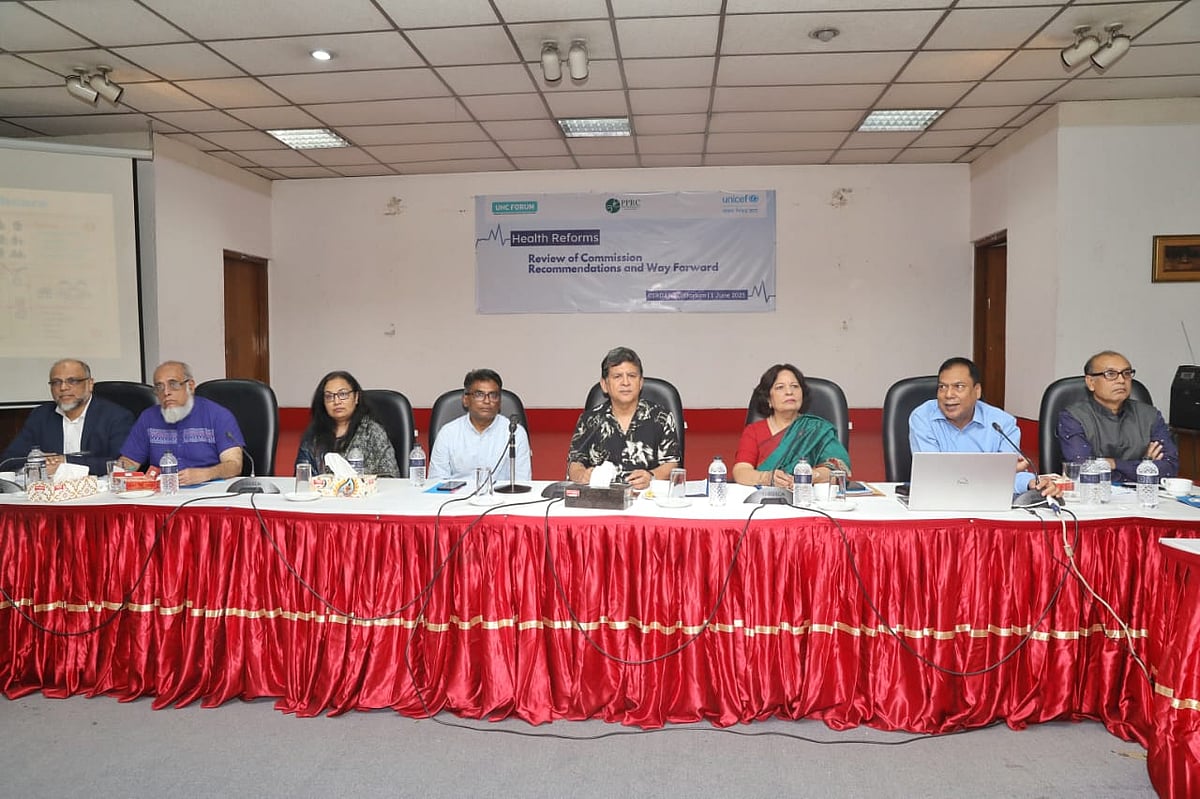 স্বাস্থ্য খাত সংস্কার কমিশনের সুপারিশ পর্যালোচনা ও উত্তরণের উপায় নিয়ে আয়োজিত সংলাপে আলোচকেরা। আজ রোববার সকালে রাজধানীর সিরডাপ মিলনায়তনে