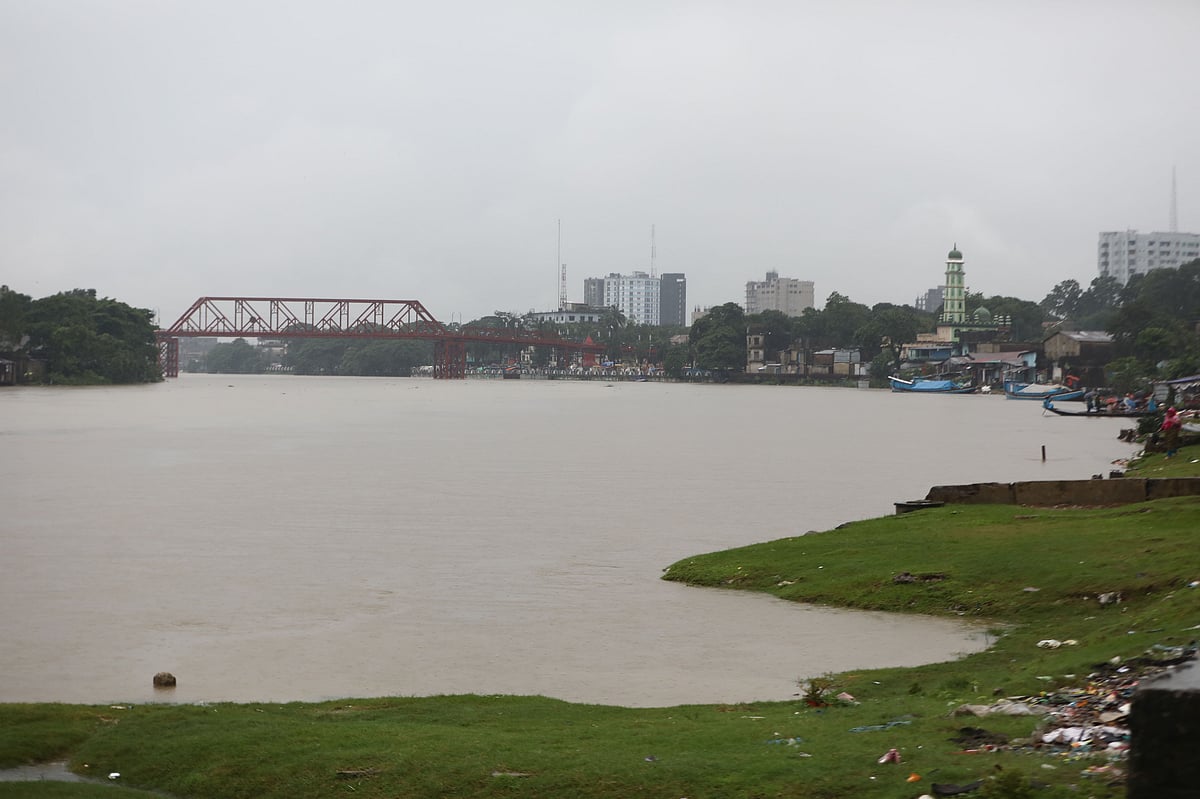 টানা বৃষ্টিতে বেড়েছে সুরমাসহ সিলেটের নদ-নদীর পানি। ছবিটি আজ রোববার সকাল সাড়ে নয়টার দিকে নগরের কালিঘাট-কিনব্রিজ অংশ থেকে তোলা