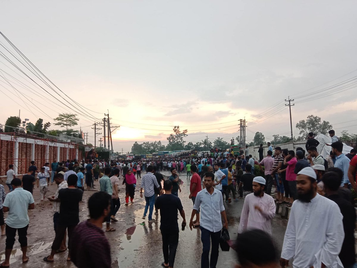 গাজীপুরের কালিয়াকৈরে জিএমএস কারখানার শ্রমিকেরা গতকাল শনিবার সড়ক অবরোধ করে বিক্ষোভ করেন