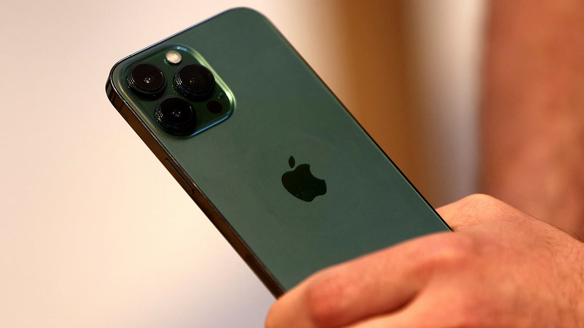 আইফোন ব্যবহারকারীরা সাইবার হামলার ঝুঁকিতে রয়েছেন বলে সতর্ক করেছে অ্যাপ