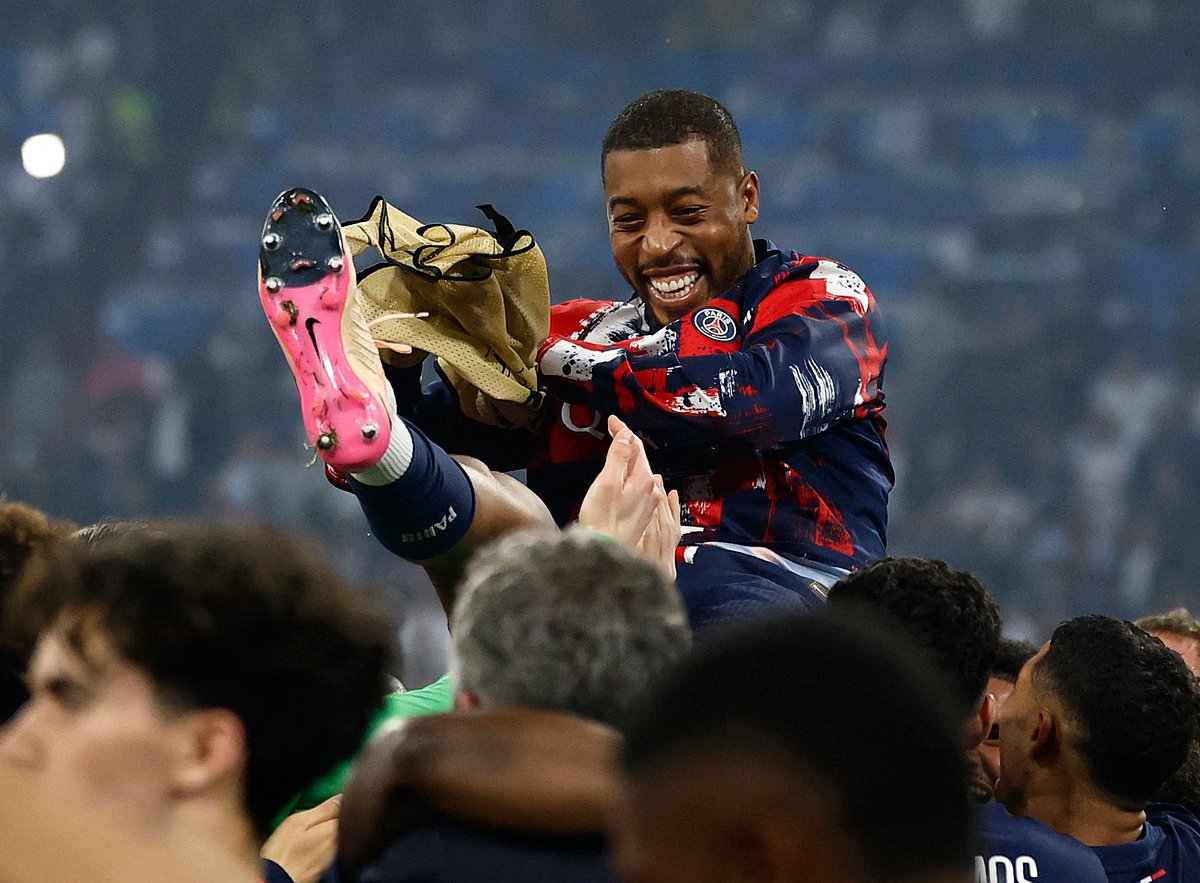 চ্যাম্পিয়নস লিগ জয়ের পর সতীর্থেরা শূন্যে ভাসালেন প্রেসনেল কিমপেম্বেকে