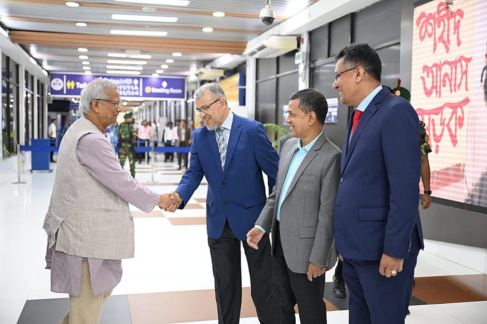 প্রধান উপদেষ্টা অধ্যাপক মুহাম্মদ ইউনূস গতকাল শনিবার রাতে দেশে ফেরেন