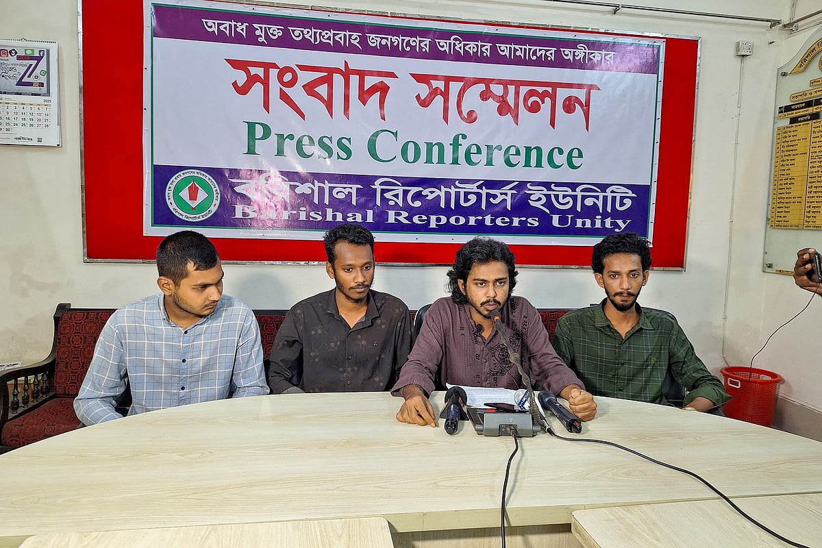 সংবাদ সম্মেলনে লিখিত বক্তব্য পাঠ করছেন হাসিবুল আলম। আজ রোববার রাতে বরিশাল রিপোর্টার্স ইউনিটি কার্যালয়ে