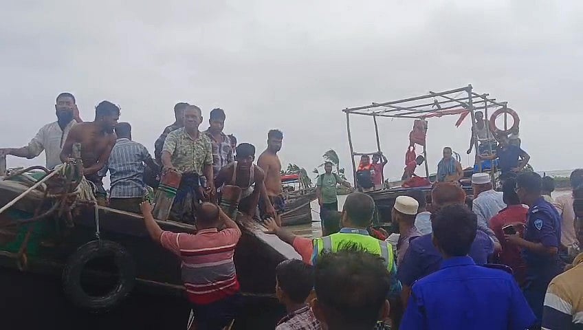 নোয়াখালীর হাতিয়ার মেঘনা নদীতে ট্রলার ডুবির ঘটনায় উদ্ধার হওয়া ব্যক্তিদের নিয়ে করিমবাজার ঘাটে ভিড়েছে উদ্ধারকারীদের নৌযান। গতকাল বিকেলে হাতিয়ার করিমবাজারে