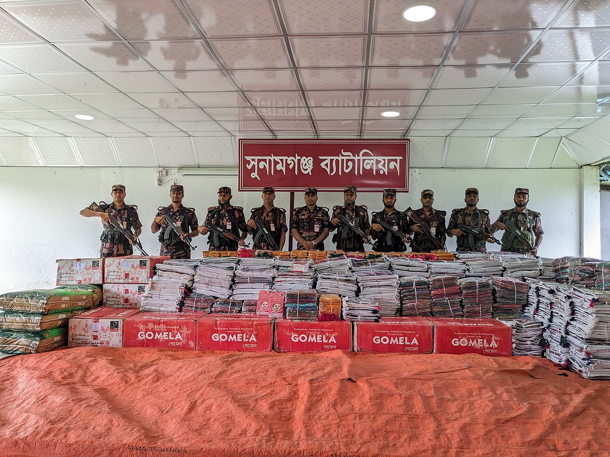 ভারত থেকে অবৈধভাবে আনা প্রায় দুই কোটি টাকার শাড়ি, জিরা ও প্রসাধনসামগ্রী জব্দ করেছে বর্ডার গার্ড বাংলাদেশ