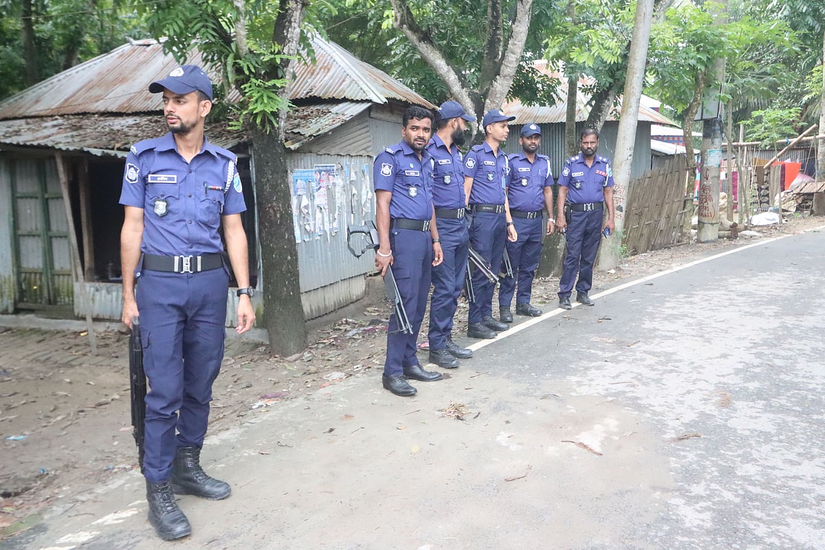 হামলার ঘটনার পর বৈষম্যবিরোধী নেত্রীর বাড়ির সামনে পুলিশ মোতায়েন করা হয়েছে। রোববার ফরিদপুরের নগরকান্দা উপজেলার ডাঙ্গী ইউনিয়নের ভবুকদিয়া গ্রামে