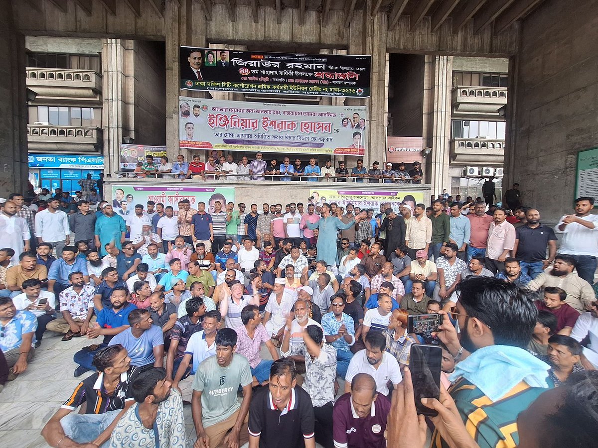 ইশরাক হোসেনকে ঢাকা দক্ষিণ সিটি করপোরেশনেরমেয়রের দায়িত্ব বুঝিয়ে দেওয়ার দাবিতে আজ রোববারও নগর ভবন চত্বরে অবস্থান নিয়ে বিক্ষোভ করছেন তাঁর সমর্থকেরা