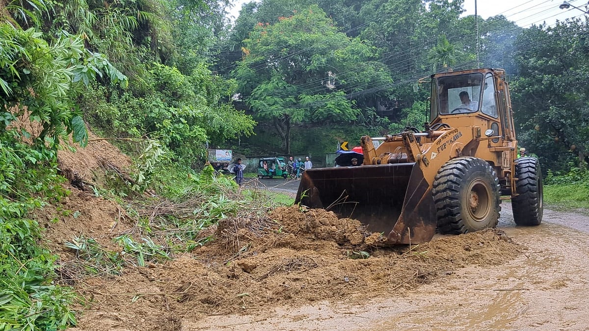 খাগড়াছড়ি পৌর শহরের ন্যান্সিবাজার এলাকায় সড়কের ওপর ধসে পড়েছে পাহাড়। মাটি সরিয়ে চলাচলের উপযোগী করছে সড়ক বিভাগ
