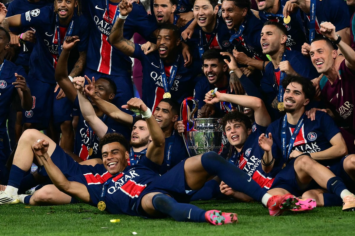 ট্রফি নিয়ে পিএসজি ফুটবলারদের উল্লাস