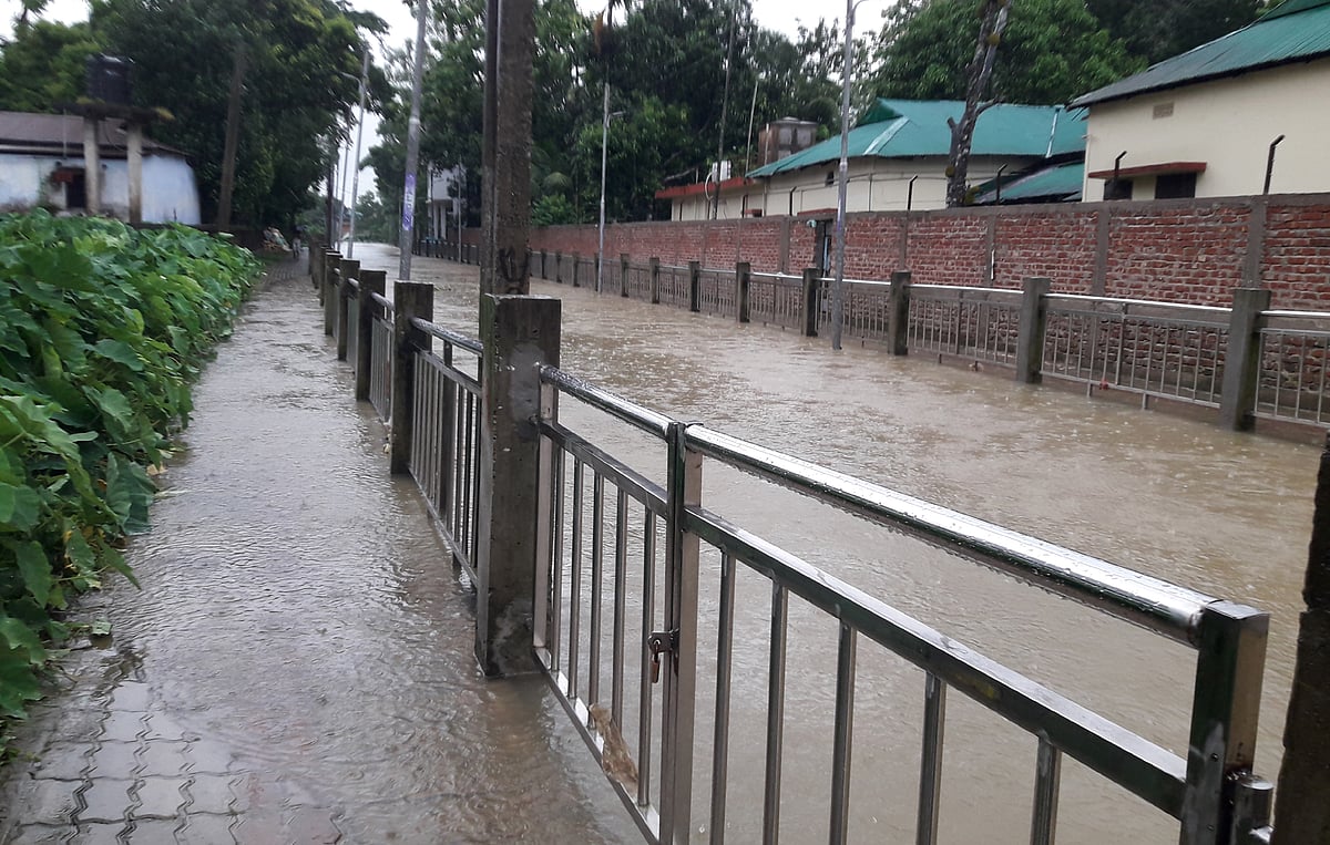 কোদালীছড়া দিয়ে পানি প্রবাহিত হচ্ছে। আজ রোববার সকালে মৌলভীবাজার শহরের কোর্ট রোড সংলগ্ন এলাকায়