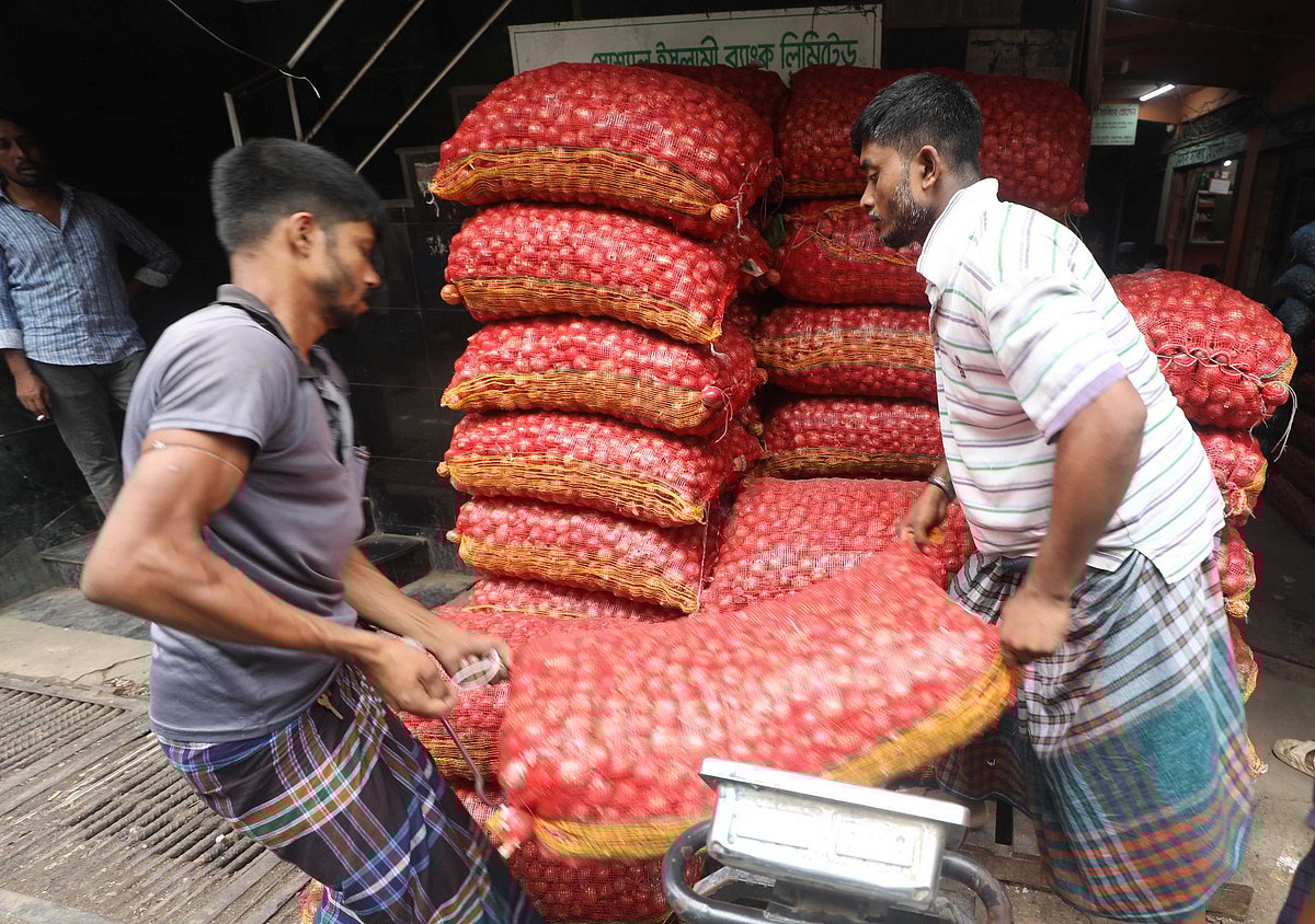 দেশে ভোগ্যপণ্যের বৃহত্তর বাজার চট্টগ্রামের খাতুনগঞ্জের একটি আড়তে  পেঁয়াজের বিক্রি চলছে। সম্প্রতি তোলা