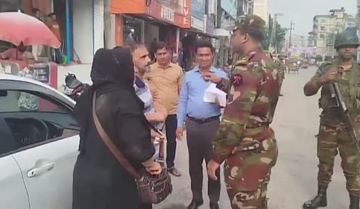 উদ্ধারের পর দায়িত্বরত সেনাসদস্যদের সঙ্গে কথা বলেন ইরানি দম্পতি হোসেইন সেলিম রেজা ও ইয়াজদানজো ইয়াসমিন। আজ সোমবার রংপুরের তারাগঞ্জে