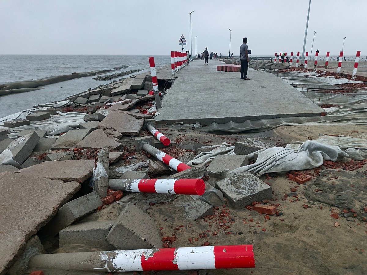 প্রবল ঢেউয়ে ভেঙে পড়া সীতাকুণ্ডের বাঁশবাড়িয়া ফেরিঘাট অ্যাপ্রোচ সড়ক