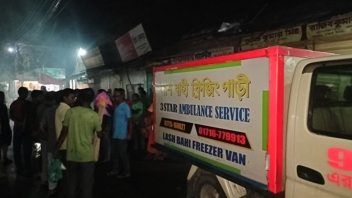 মারা যাওয়ার পর লাশবাহী ফ্রিজিং গাড়িতে রাখা হয়েছিল জাতীয় পার্টির নেতা রতন কুমার মিত্রর মরদেহ। রোববার রাতে তাঁর ছেলে রাহুল মিত্র কারাগার থেকে মুক্তি পাওয়ার পর শেষকৃত্য অনুষ্ঠিত হয়