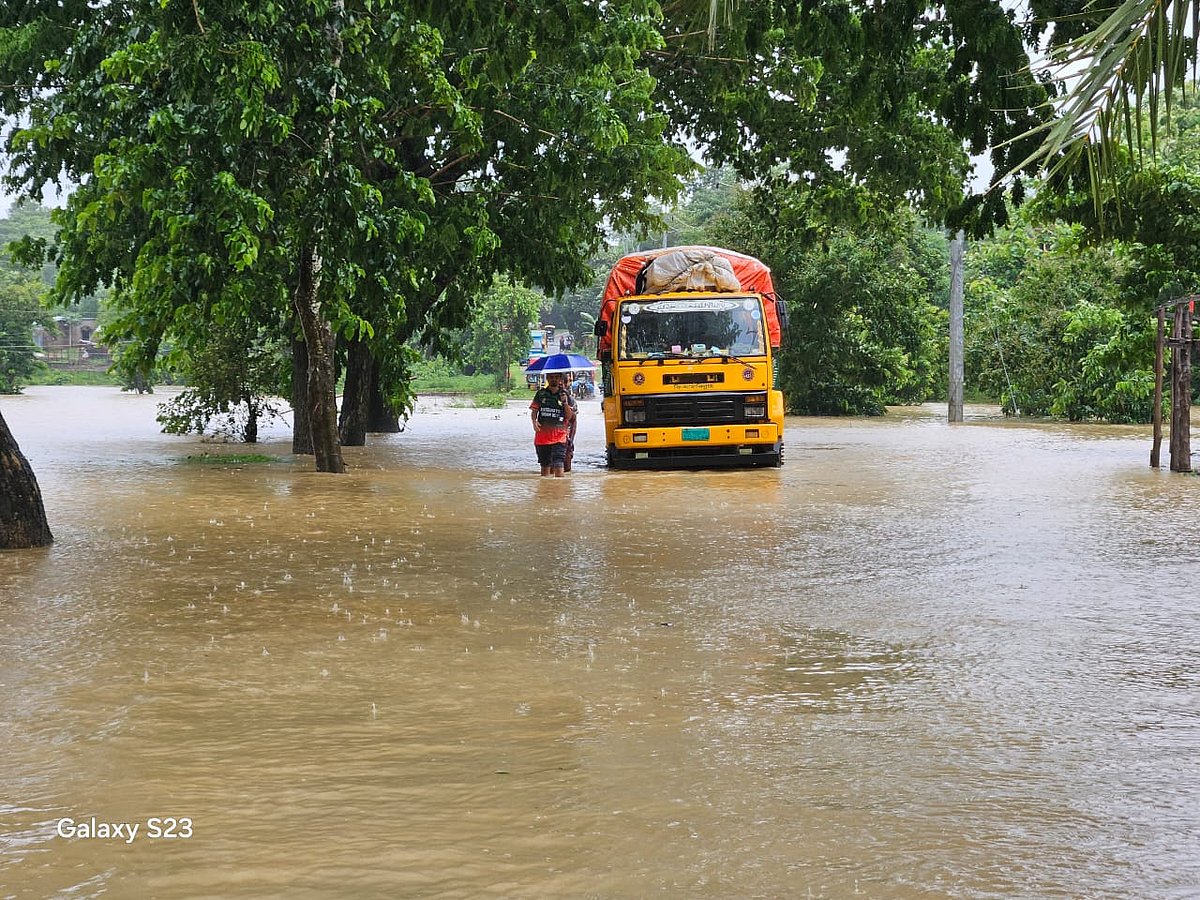 পাহাড়ি ঢলে সড়ক ডুবে যাওয়ায় আটকা পড়েছে পণ্যবাহী একটি ট্রাক। খাগড়াছড়ির দীঘিনালার হেড কোয়ার্টার এলাকায়