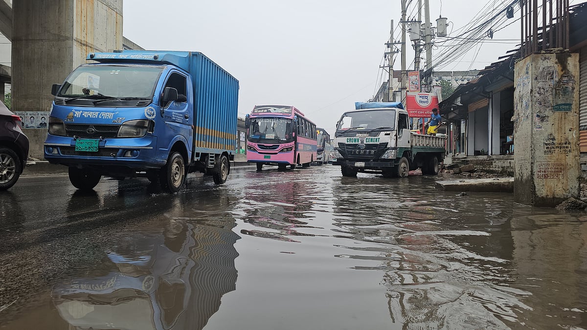 ঢাকা-ময়মনসিংহ মহাসড়কে জলাবদ্ধতার কারণে যানবাহন চলাচল করছে ধীরগতিতে। সোমবার গাজীপুর মহনগরীর ভোগড়া বাইপাস এলাকায়