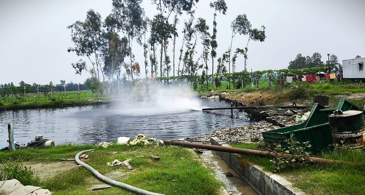 জামালপুর-১ অনুসন্ধান নামের গ্যাসকূপে গ্যাসের সন্ধান মিলেছে। কূপ থেকে গ্যাস বের হচ্ছে। রোববার দুপুরে জামালপুরের মাদারগঞ্জ উপজেলার বালিজুড়ী ইউনিয়নের তারতাপাড়া গ্রামের ছবি