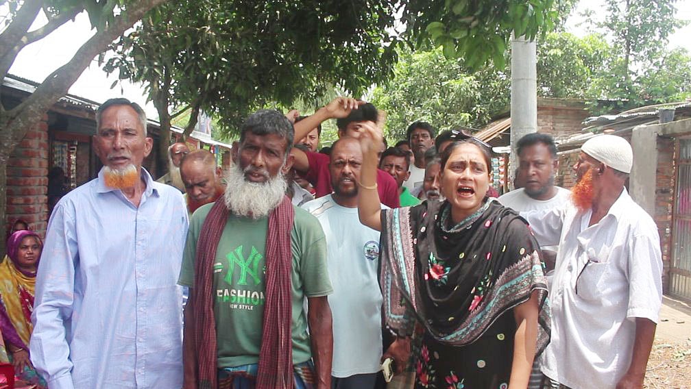 নওগাঁ সদর উপজেলার তিলকপুর ইউনিয়নে ভিজিডির কার্ডধারীদের কাছ থেকে টাকা নিয়ে চাল বিতরণের অভিযোগে ভুক্তভোগী ও এলাকাবাসীর বিক্ষোভ সমাবেশ। সোমবার দুপুরে সদর উপজেলার রাইঝোড় ব্রিজ মোড় এলাকায়