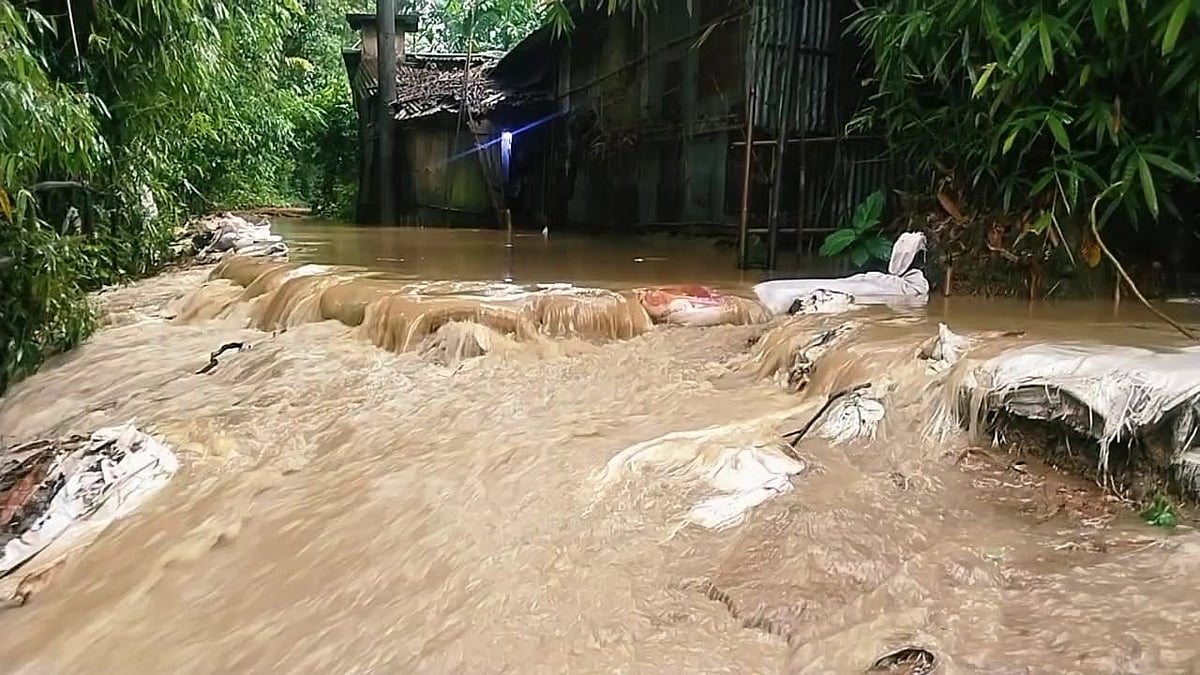 ‌সিলেটের জ‌কিগঞ্জের বি‌ভিন্ন এলাকায় কু‌শিয়ারা নদীর বাঁধ উপচে পা‌নি লোকালয়ে প্রবেশ করছে। আজ সোমবার সকালে উপজেলার রারই গ্রাম