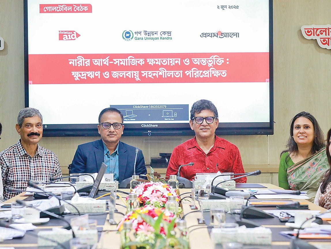 ‘নারীর আর্থসমাজিক ক্ষমতায়ন ও অন্তর্ভুক্তি: ক্ষুদ্রঋণ ও জলবায়ু সহনশীলতা পরিপ্রেক্ষিত’ শীর্ষক গোলটেবিল বৈঠকে (বাঁ থেকে) এম আবদুস সালাম, মোহাম্মদ হেলাল উদ্দিন, হোসেন জিল্লুর রহমান ও নুজহাত জাবীন। গতকাল কারওয়ান বাজারে প্রথম আলো কার্যালয়ে