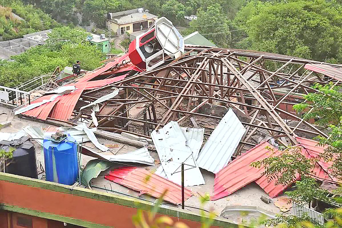 ভারতের ক্ষেপণাস্ত্র হামলায় ক্ষতিগ্রস্ত পাকিস্তানের একটি স্থাপনা